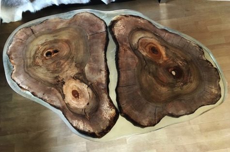 Beistelltisch aus Nussbaumholz und Epoxy 130 x 80 cm.