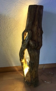 Stehleuchte aus Holunder Holz mit LED